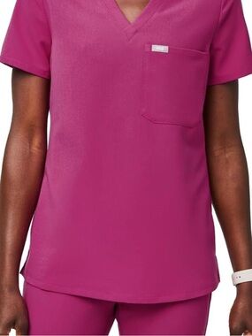 Figs Women's Catrina Short-Sleeve V-Neck Top in RASPBERRY